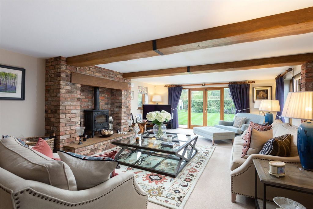 Property photo 2 of 18 Sitting Room