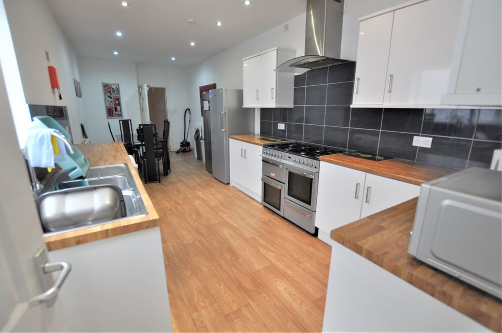 Property photo 1 of 6 Kitchen