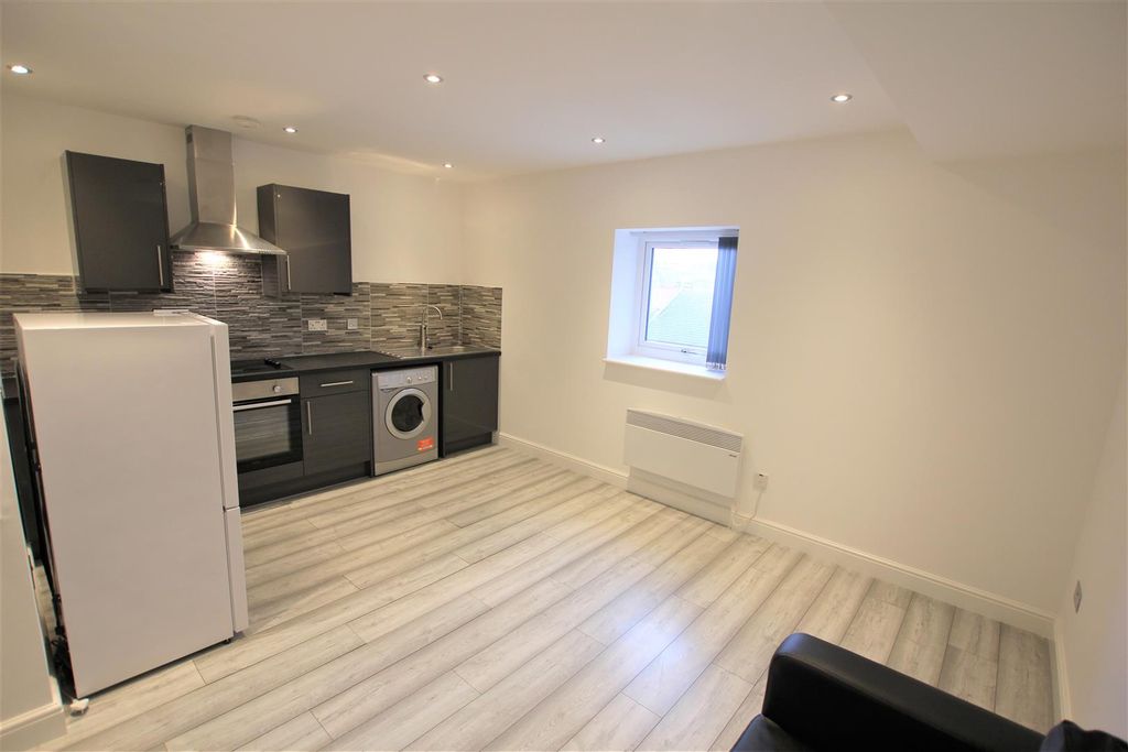 Property photo 3 of 9 Lounge/Kitchen