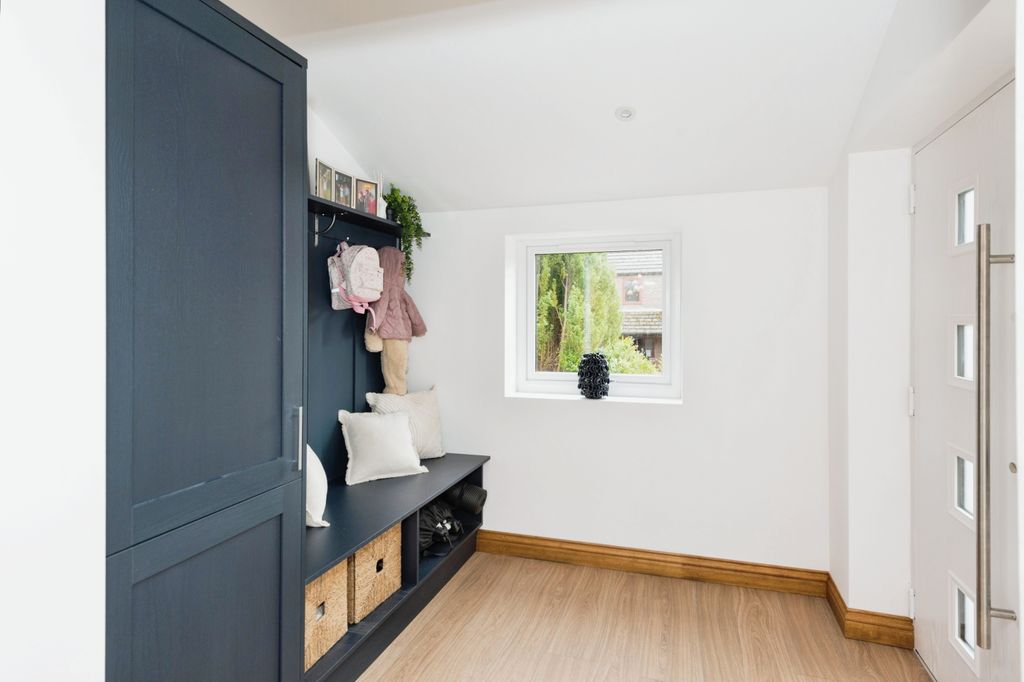 Property photo 2 of 15 Entrance Porch