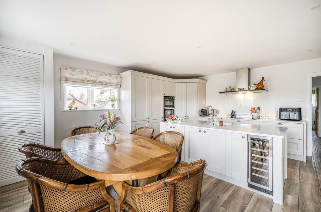 Property photo 3 of 31 1323608-20-6890Ed...
