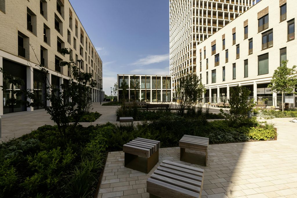 Property photo 1 of 33 Coronation Sqaure Unit 1 21.Jpg