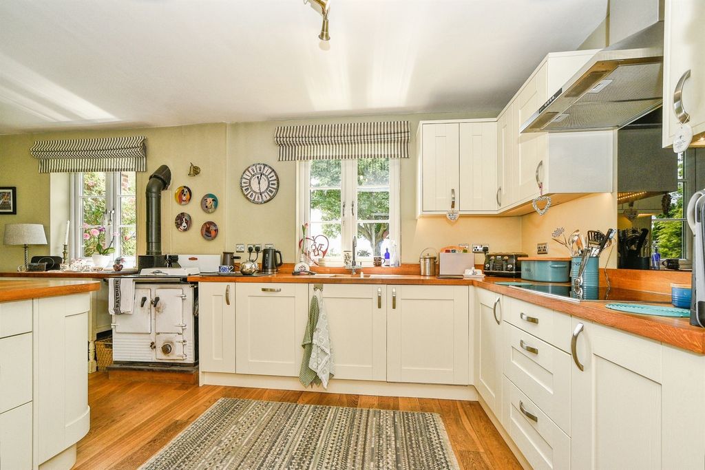 Property photo 2 of 31
