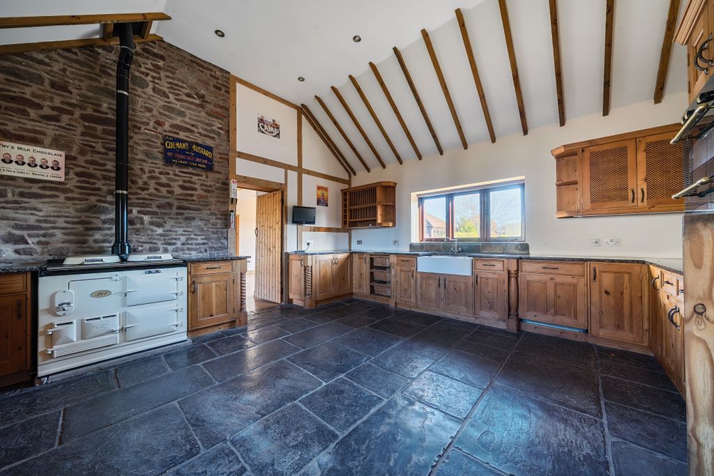 Property photo 3 of 19 Kitchen