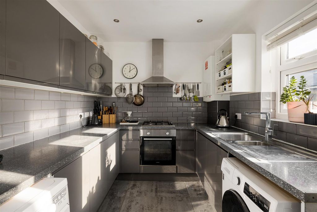 Property photo 3 of 27 Wyndham Road, E6