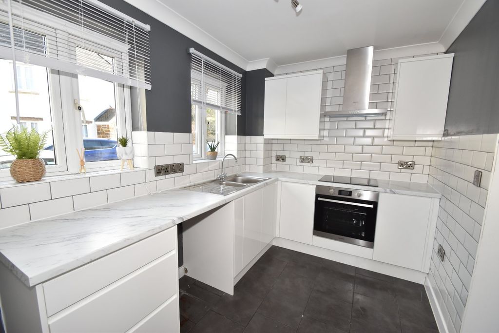 Property photo 2 of 8 Bampton Seddons