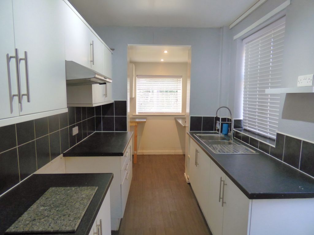 Property photo 3 of 10 Kitchen