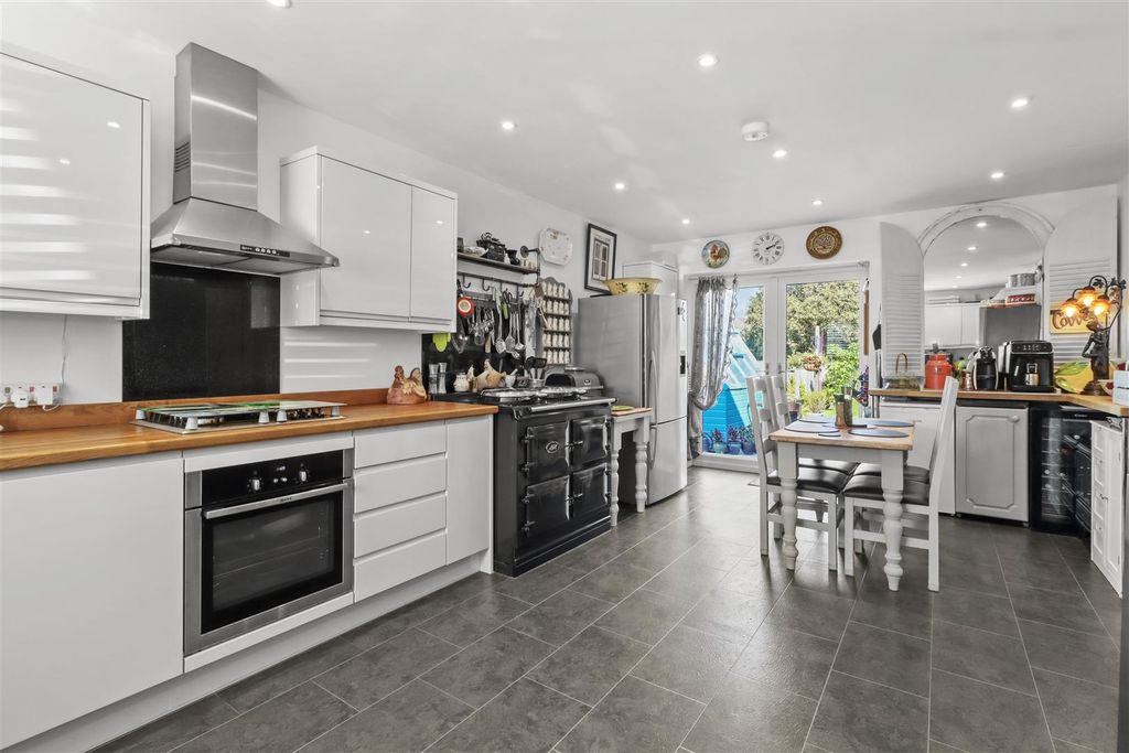 Property photo 3 of 33