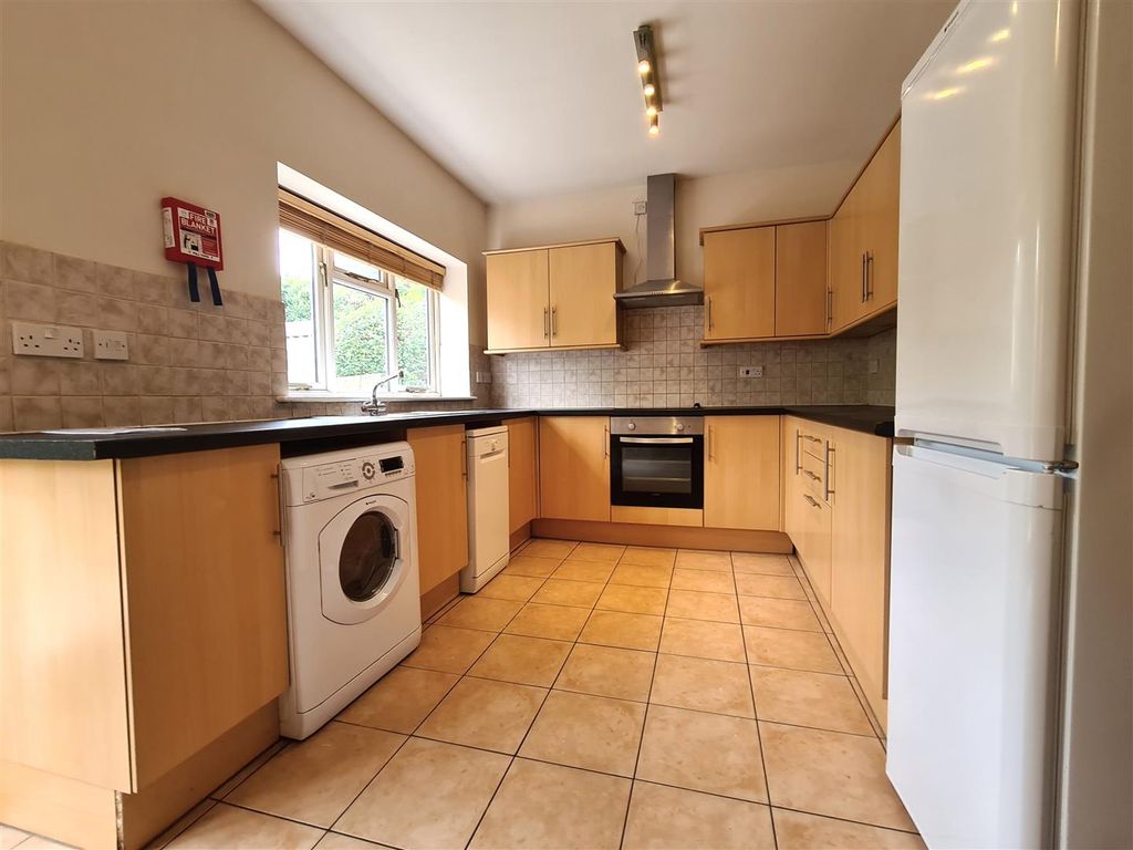 Property photo 3 of 12 Kitchen - 48 Elizabeth Way