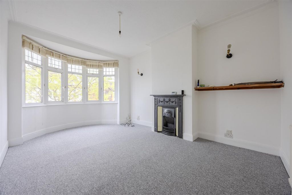 Property photo 3 of 19 Lounge