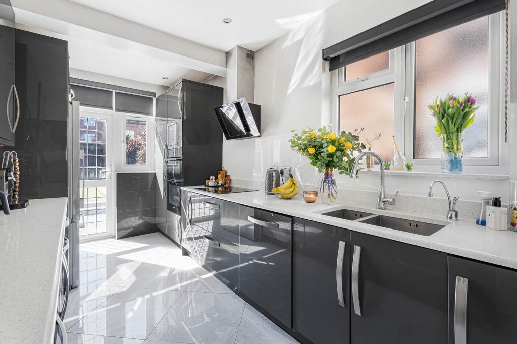 Property photo 2 of 19 Kitchen