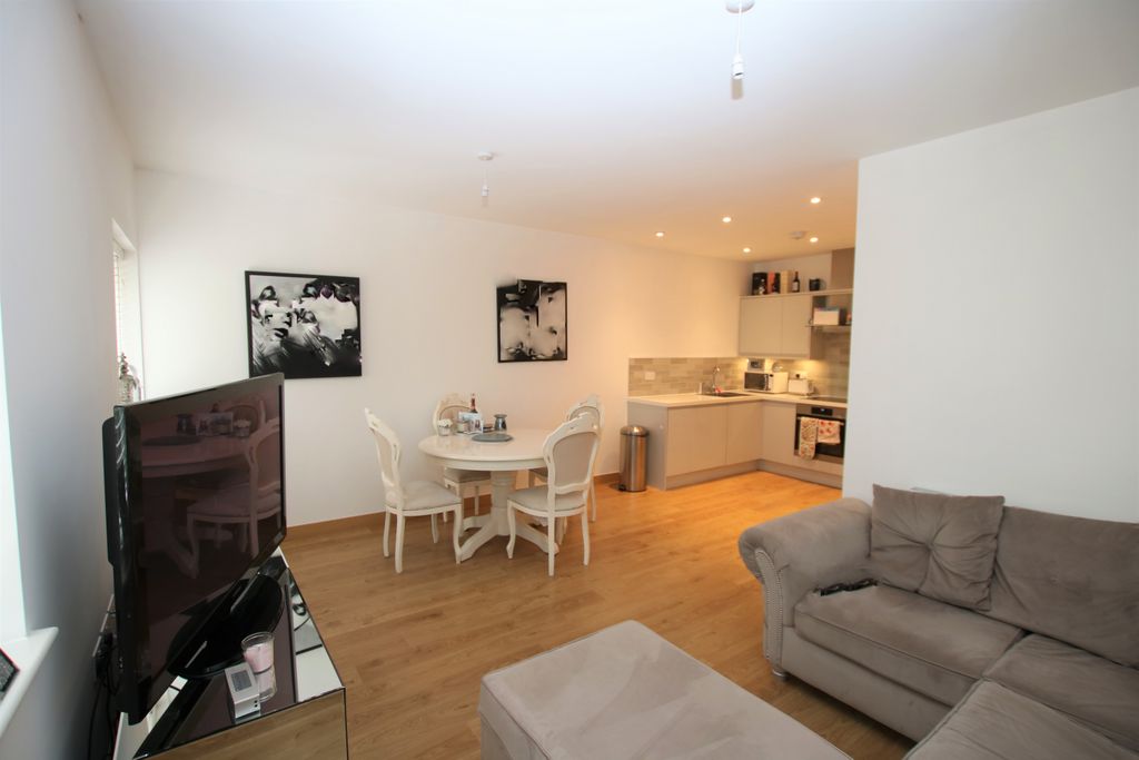 Property photo 2 of 8