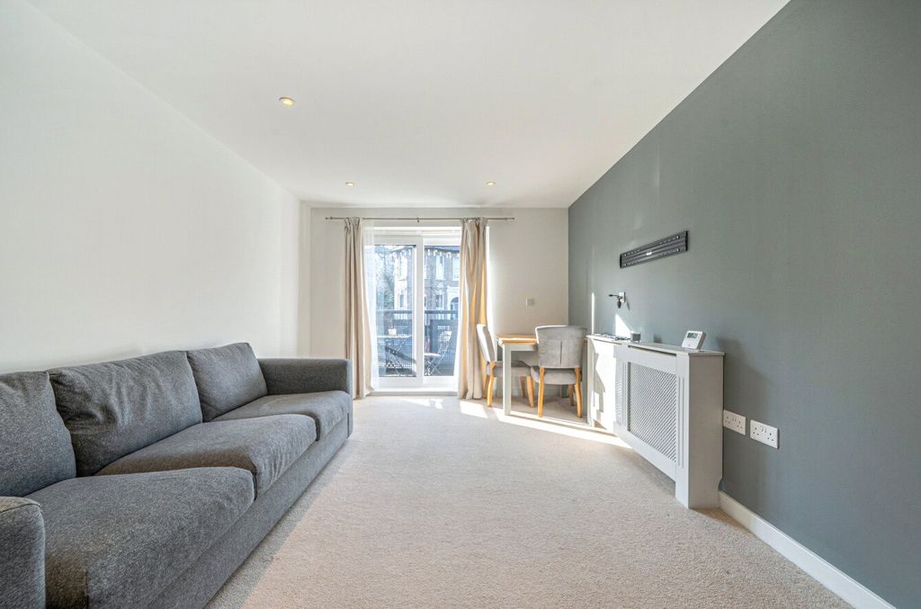 Property photo 3 of 18 Reception