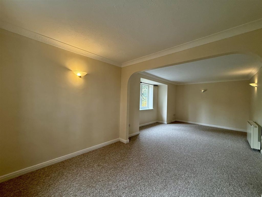 Property photo 2 of 11 Living/Dining Room