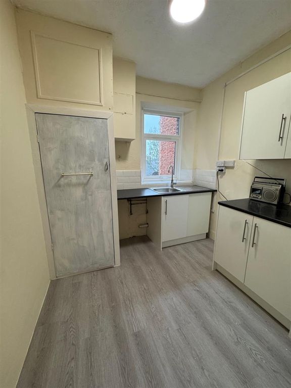 Property photo 2 of 11 Kitchen