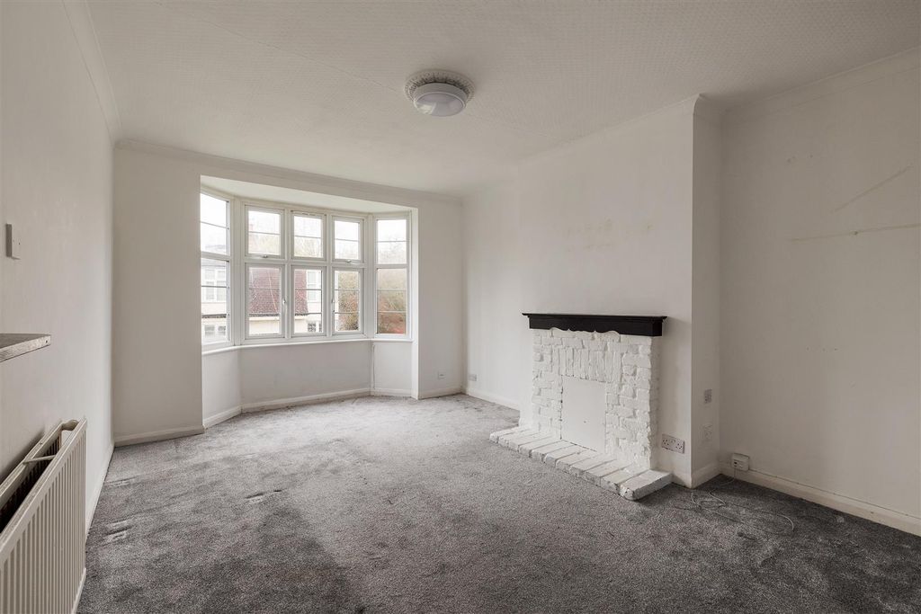 Property photo 2 of 16 Whitehall Road, E4