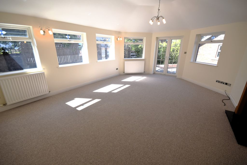 Property photo 3 of 16 Conservatory