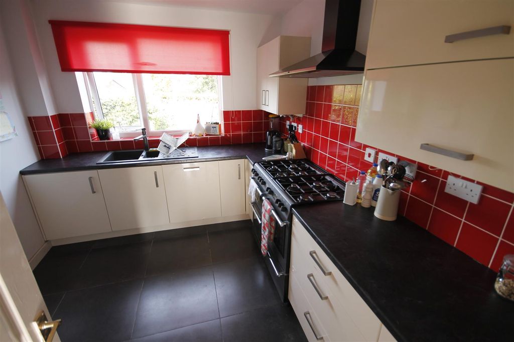 Property photo 3 of 10 Kitchen