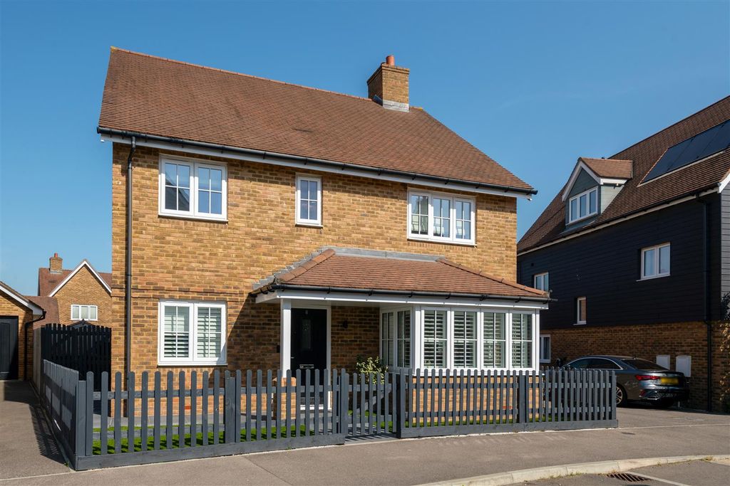 Property photo 3 of 23 6 Reeves Crescent Externals-4.Jpg