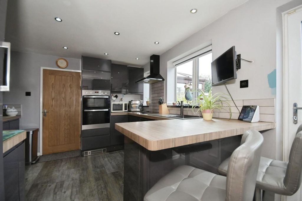 Property photo 3 of 19 Kitchen.Jpg