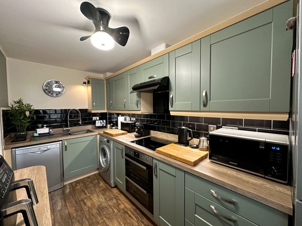 Property photo 2 of 28