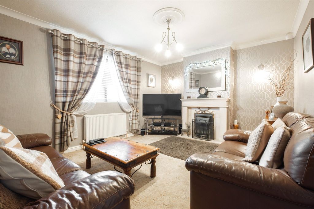 Property photo 3 of 19 Lounge