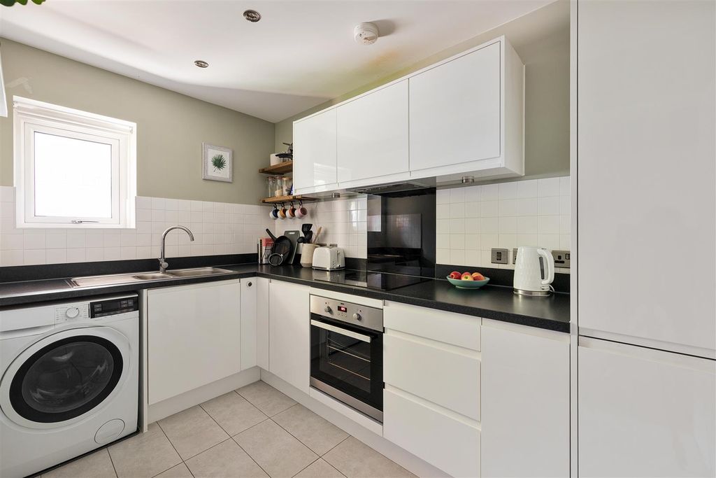 Property photo 3 of 35 Hickman Avenue, E4