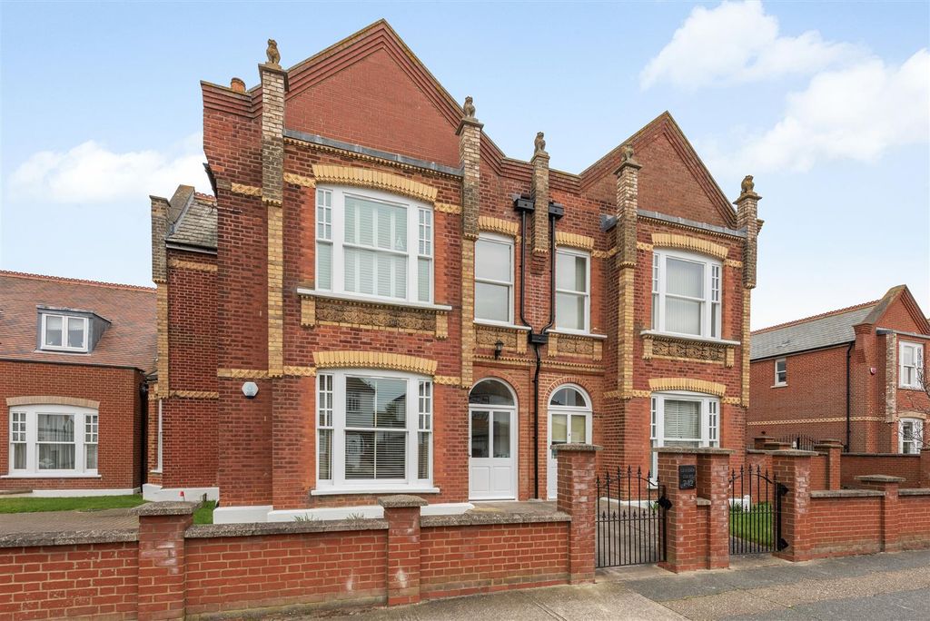 Property photo 1 of 16 Graystone Road, Tankerton, Whitstable