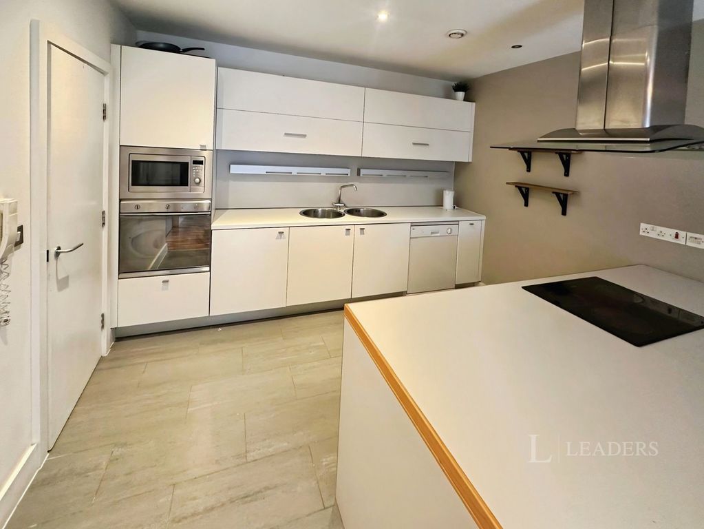Property photo 3 of 10 Kitchen