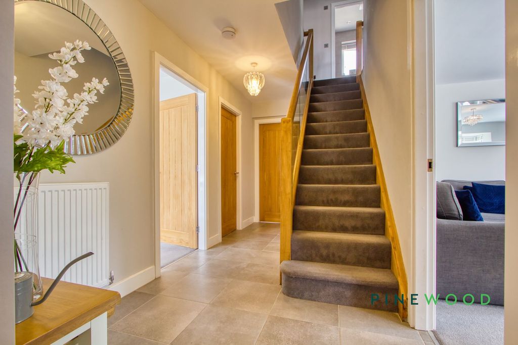 Property photo 2 of 31 Entrance Hall