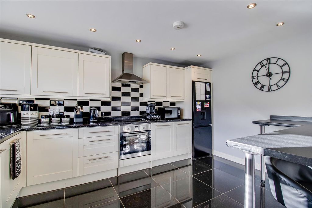 Property photo 3 of 18 Kitchen/Breakfast Room