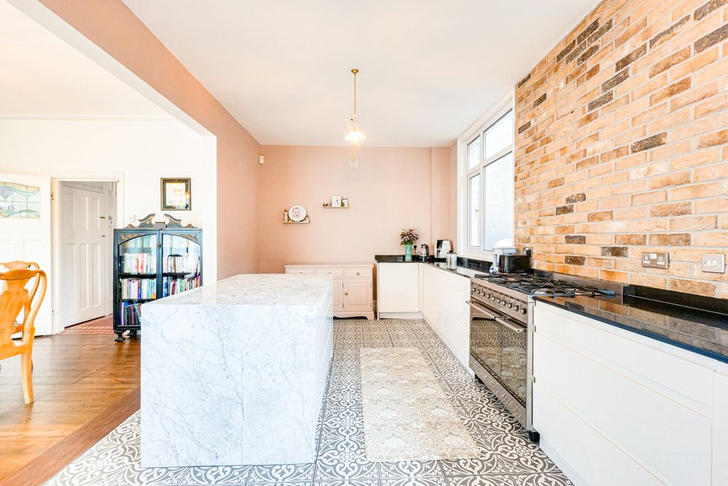 Property photo 3 of 46