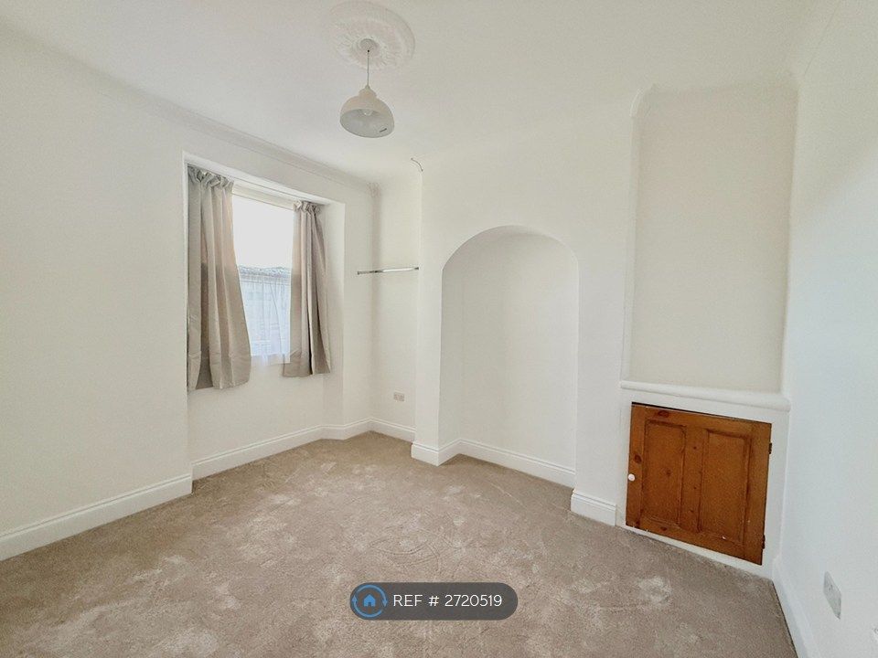 Property photo 2 of 8 Bedroom