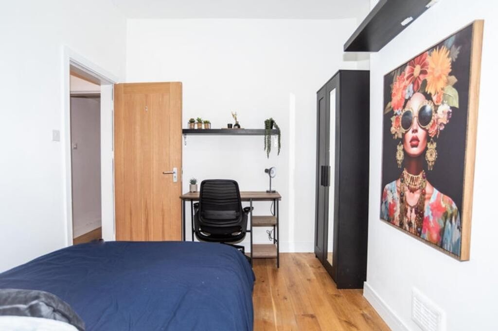 Property photo 2 of 9 This Inviting Double Bedroom Features A Comfortabl...