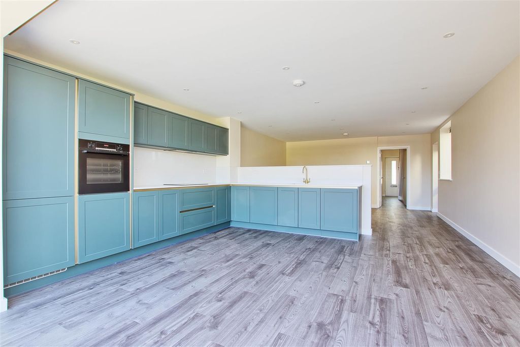 Property photo 3 of 17 Kitchen.Jpg