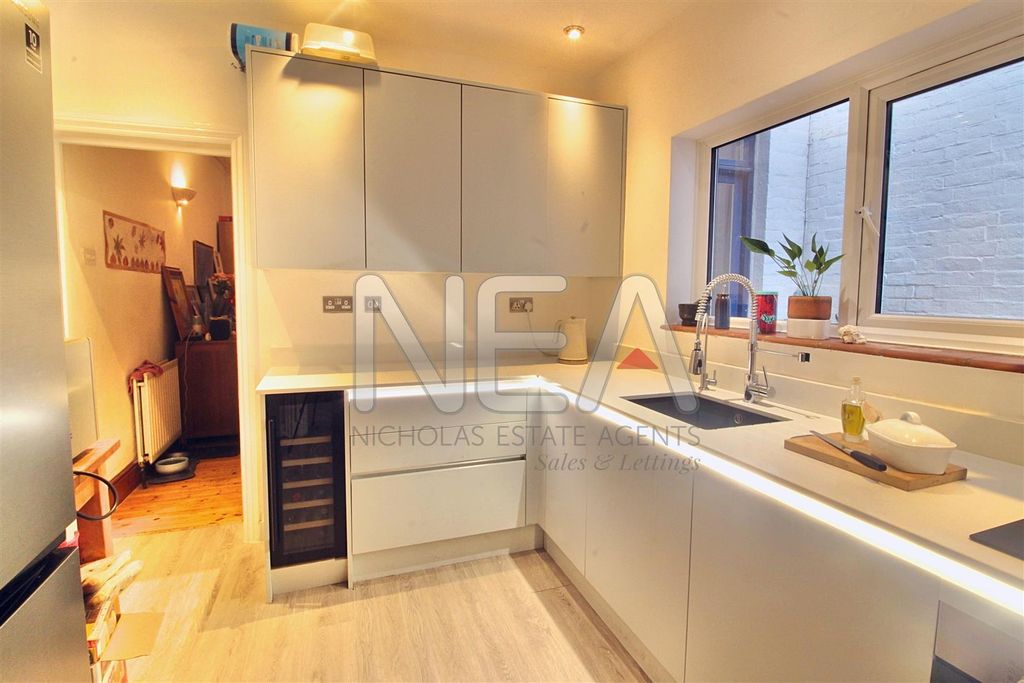 Property photo 2 of 11 Kitchen