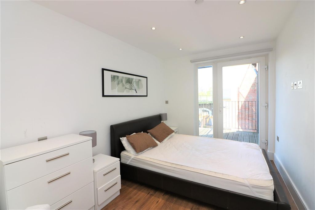 Property photo 2 of 5 Commercial Road.Jpg
