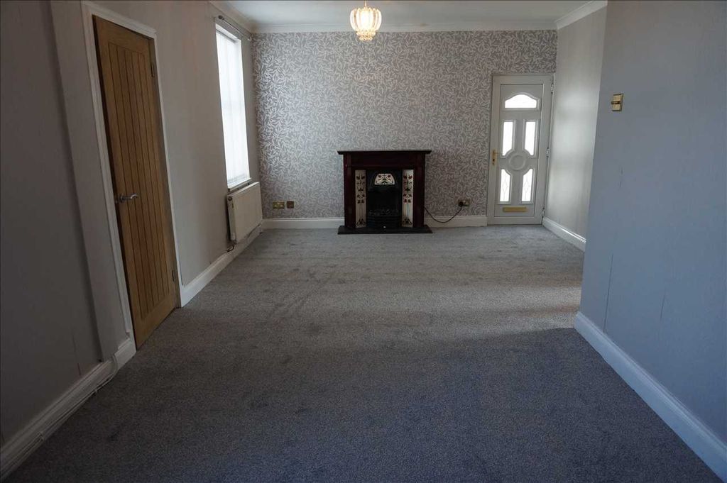 Property photo 3 of 13 Lounge :