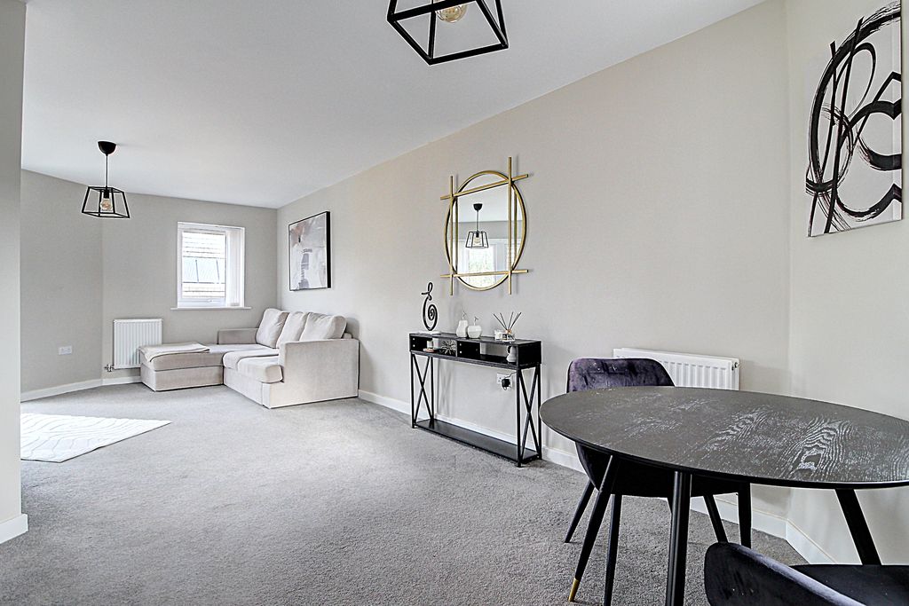 Property photo 3 of 15 Lounge