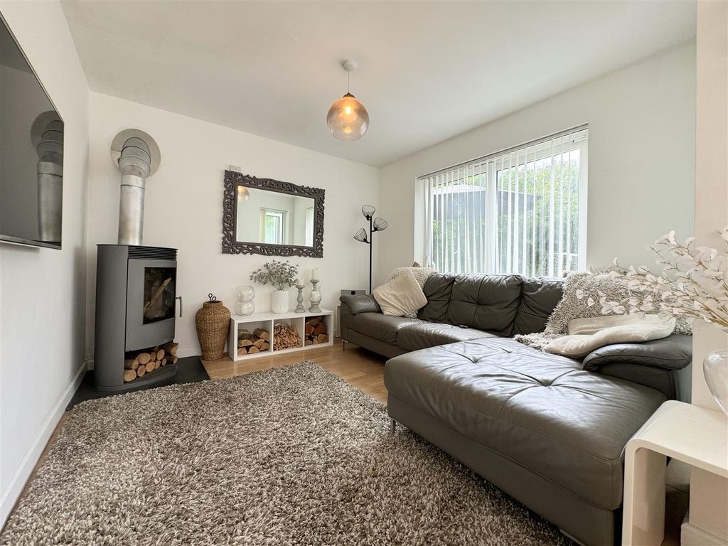 Property photo 3 of 33 Snug