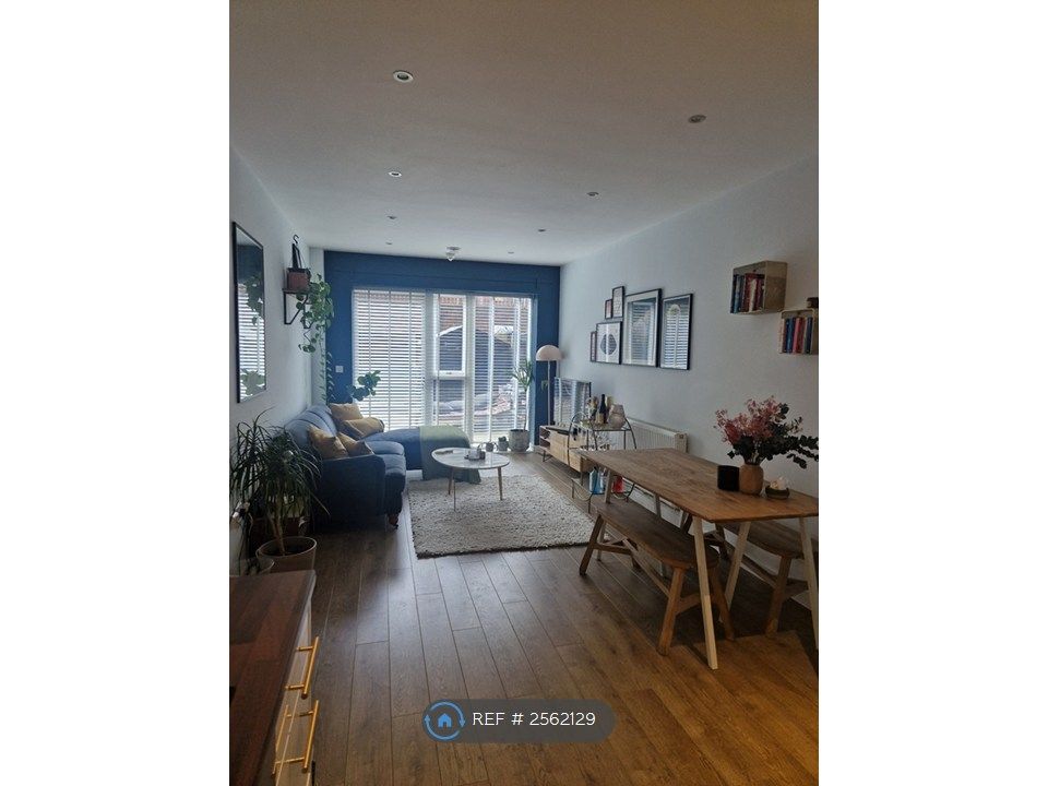 Property photo 1 of 10 Livingroom View From Kitchen