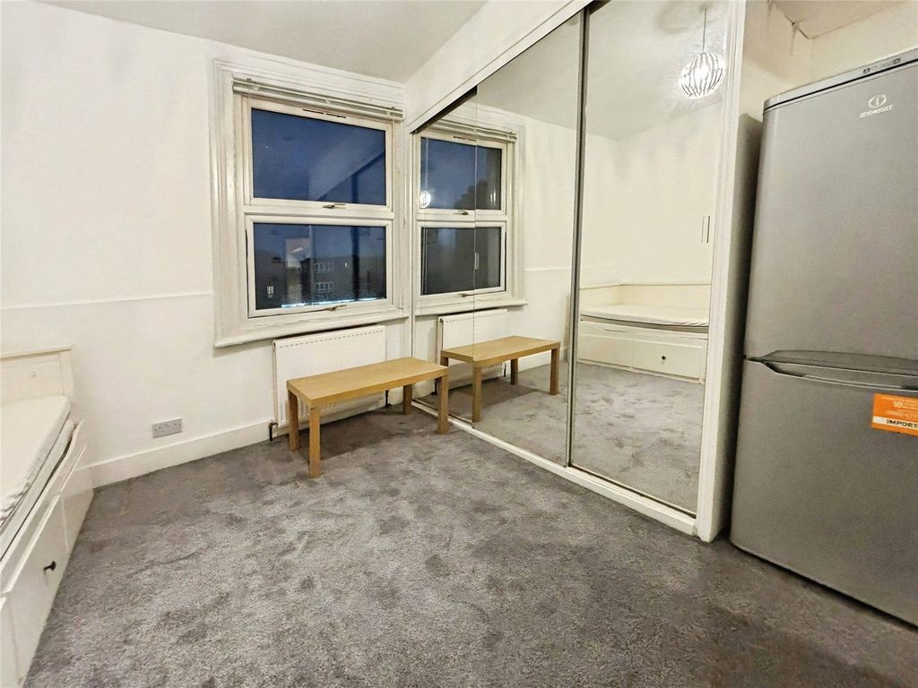 Property photo 2 of 5 Bedroom