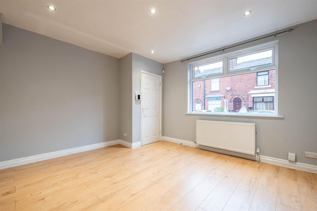 Property photo 2 of 16 Lounge