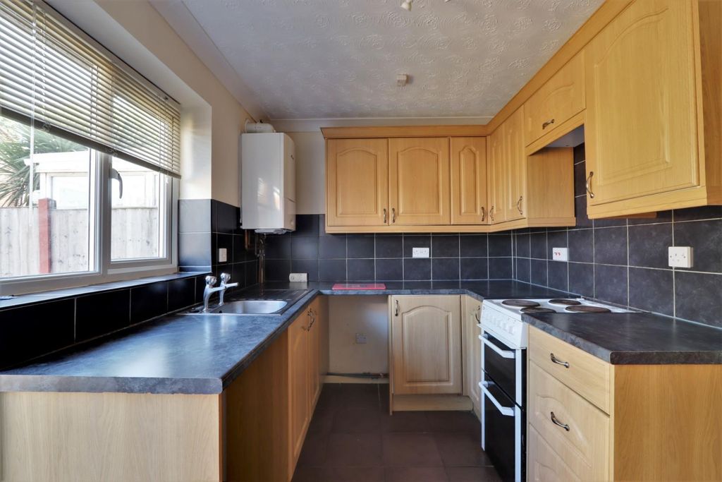 Property photo 3 of 11 Kitchen