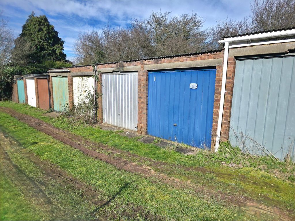 Property photo 2 of 11 Garage