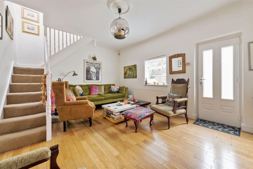 Property photo 1 of 12 High Road, Ig8