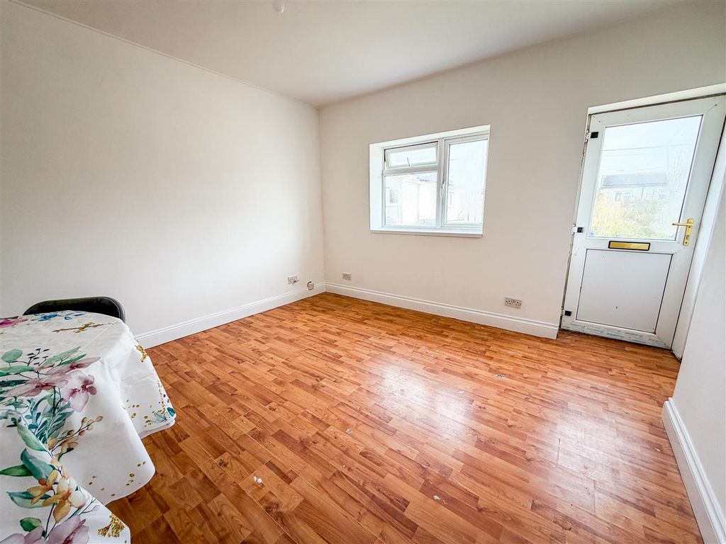 Property photo 2 of 23 Lounge