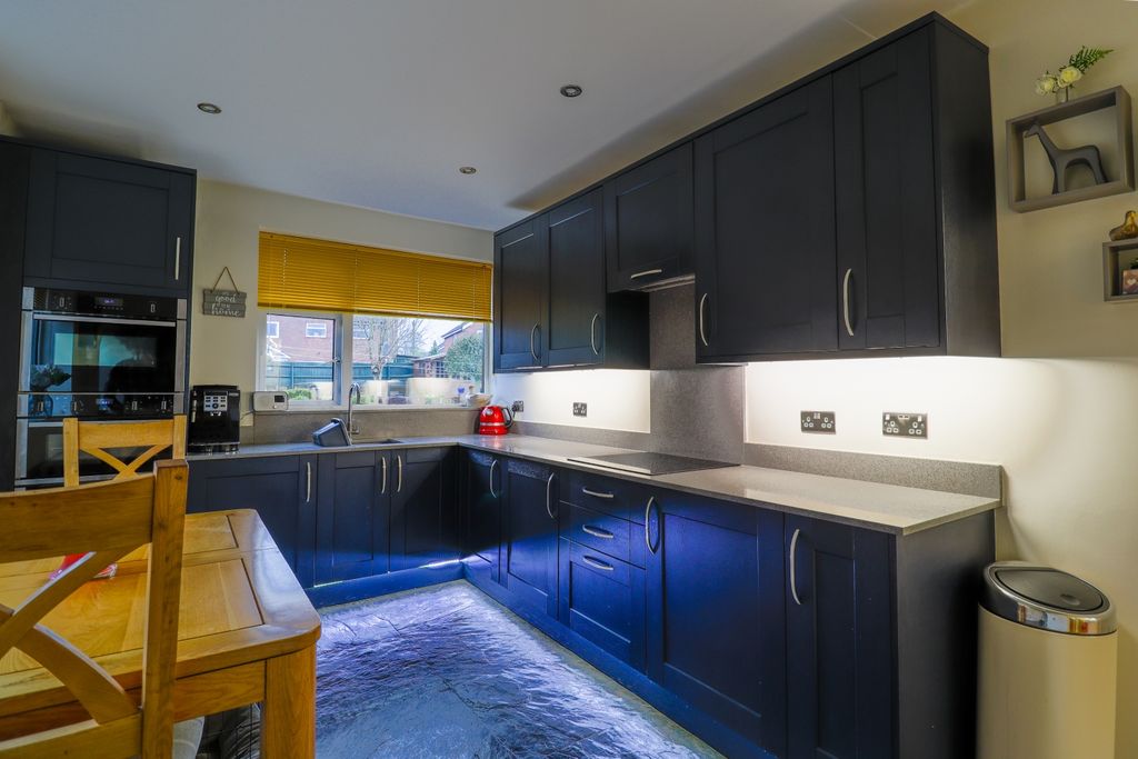 Property photo 3 of 14 Kitchen