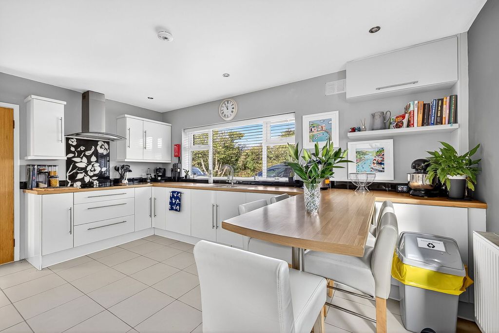 Property photo 3 of 28