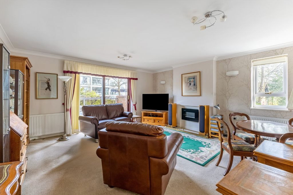 Property photo 2 of 11 Lounge